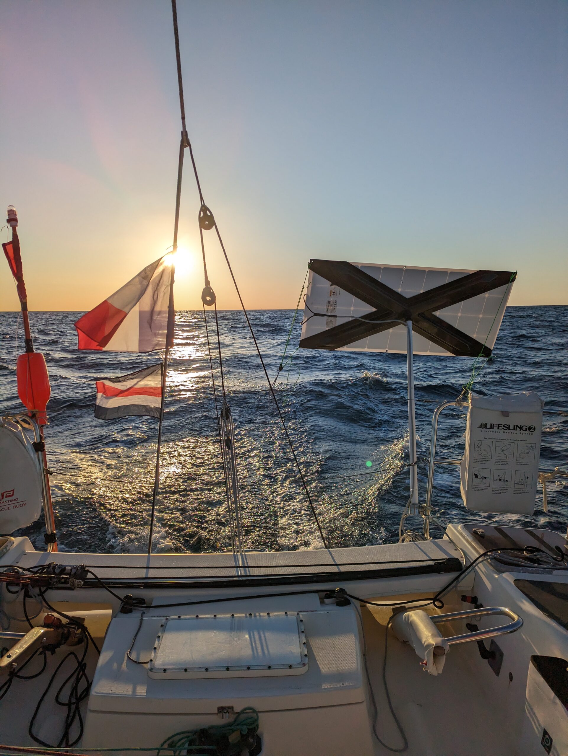 photo prise depuis l'intérieur du bateau avec le support fixé au balcon arrière