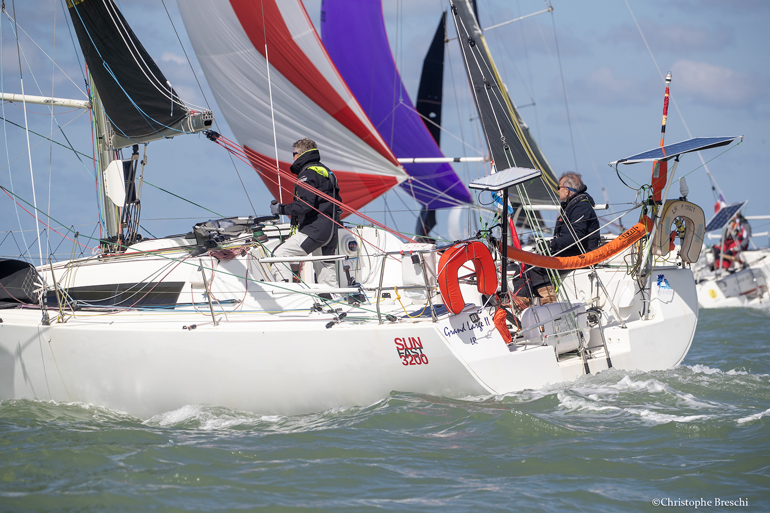 photo prise depuis l'intérieur du bateau avec le support fixé au balcon arrière