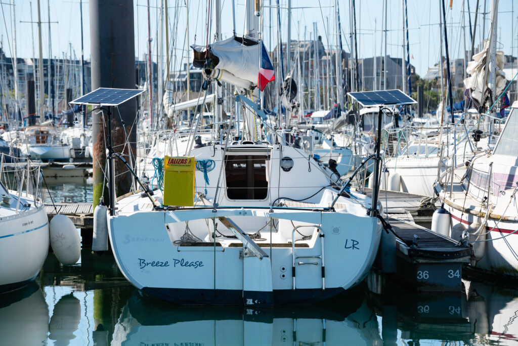vue arrière d'un bateau présentant deux kit 60W de chaque côté du bateau