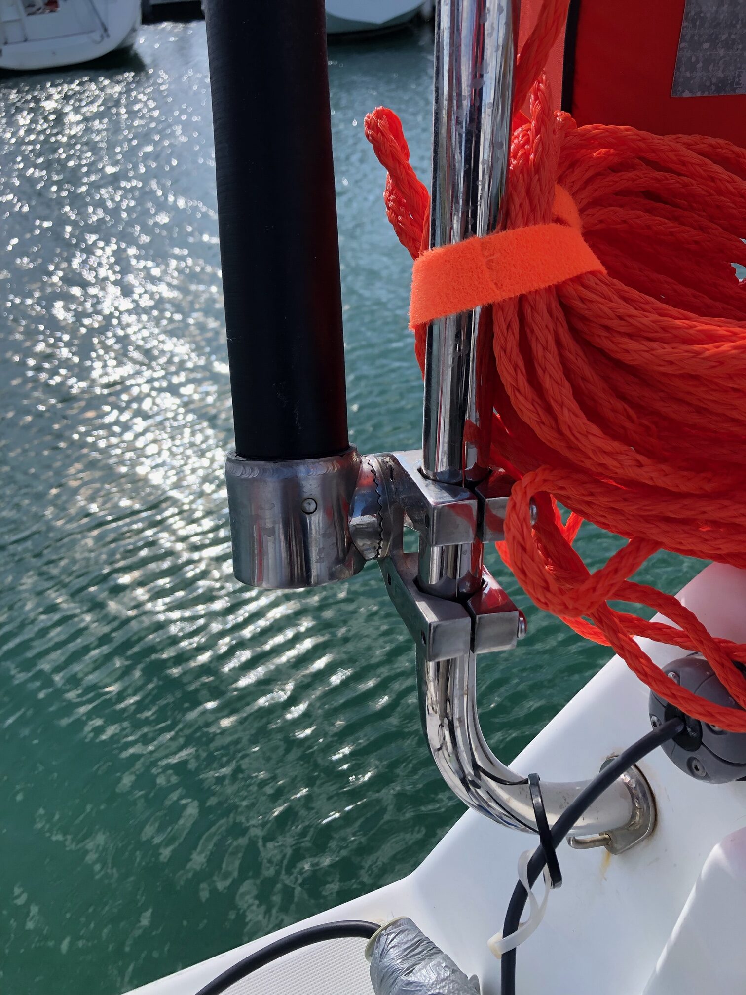 vue de près d'une fixation orientable sur balcon