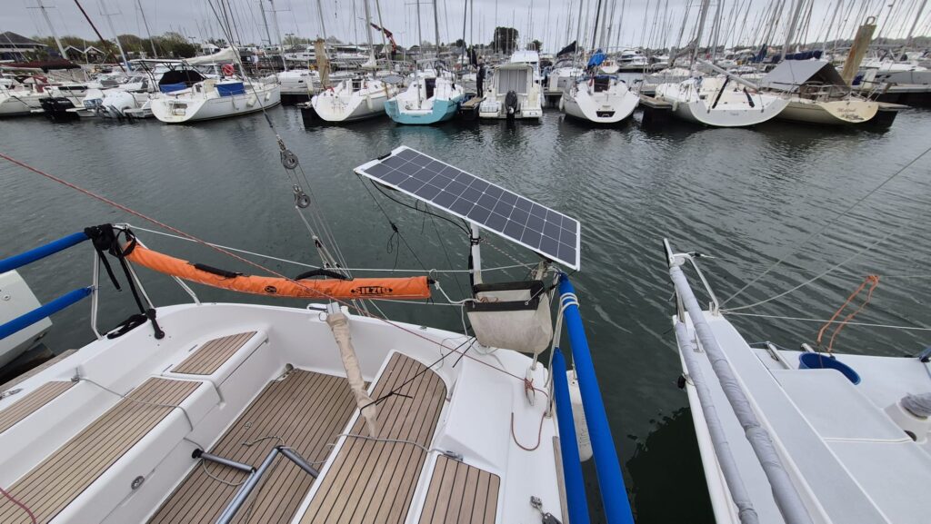 Installation panneau solaire souple sur balcon bateau