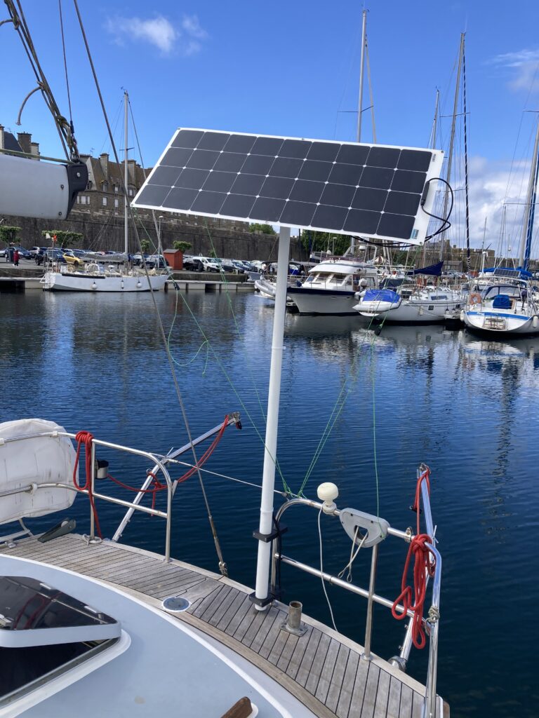 Installation panneau solaire souple sur balcon