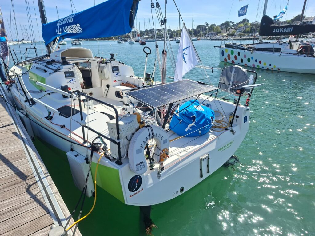 Installation panneau solaire souple bateau